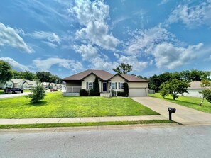 Exterior - Quiet, Convenient, Spacious, and Fully Equipped (Bowling Green)