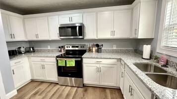 Microondas, horno, placa de cocina, lavavajillas