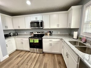 Microondas, horno, placa de cocina, lavavajillas