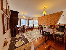 Café da manhã com buffet grátis todos os dias