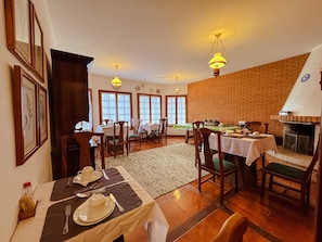 Café da manhã com buffet grátis todos os dias