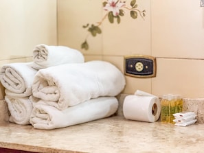 Superior Quadruple Room | Bathroom | Shower, free toiletries, hair dryer, towels - Pousada La Bella Campos do Jordão (Campos do Jordao)