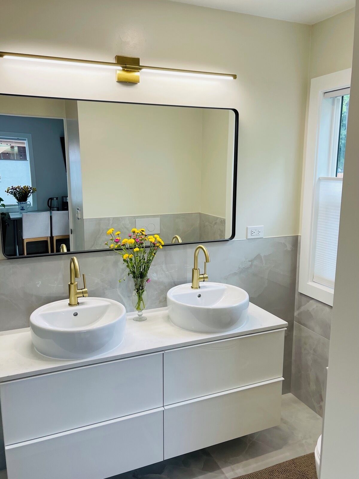 Douche, sèche-cheveux, serviettes fournies, savon