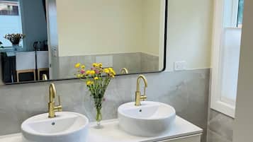 Douche, sèche-cheveux, serviettes fournies, savon