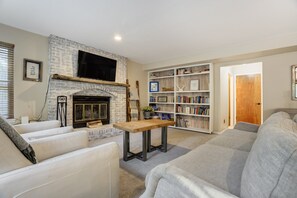 Smart TV, fireplace