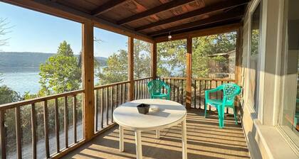 Cozy Lakefront Cabin, Pool + Dock. 18 Mins to SDC. Pet friendly!