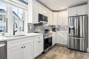 Casa, várias camas, varanda, vista para o jardim (Bourne By The Beach) | Cozinha privada | Geladeira, micro-ondas, fogão, cooktop