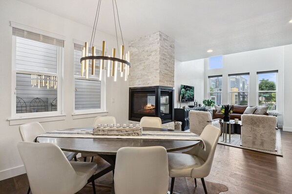 Dining - Peaceful, private & Fun near Old Town, Breweries, bike trails & hot tub (Fort Collins)