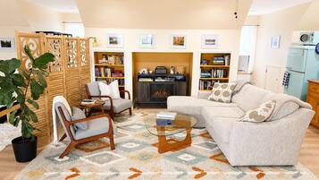 Smart TV, books, stereo