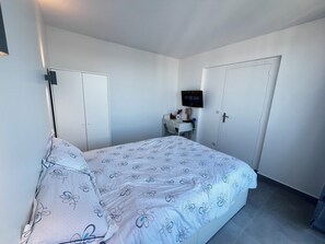Iron/ironing board, WiFi, bed sheets