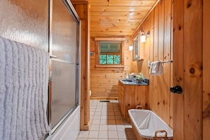 Douche, séchoir à cheveux, serviettes fournies