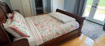 Pet-friendly farm stay with cozy rooms, open fields, and peaceful sunsets!