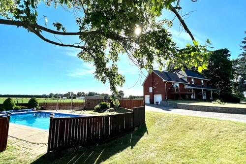 Pet-friendly farm stay with cozy rooms, open fields, and peaceful sunsets!