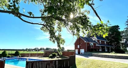 Pet-friendly farm stay with cozy rooms, open fields, and peaceful sunsets!