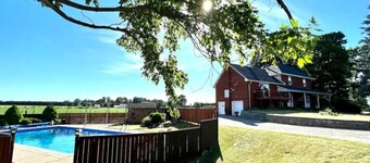 Pet-friendly farm stay with cozy rooms, open fields, and peaceful sunsets!