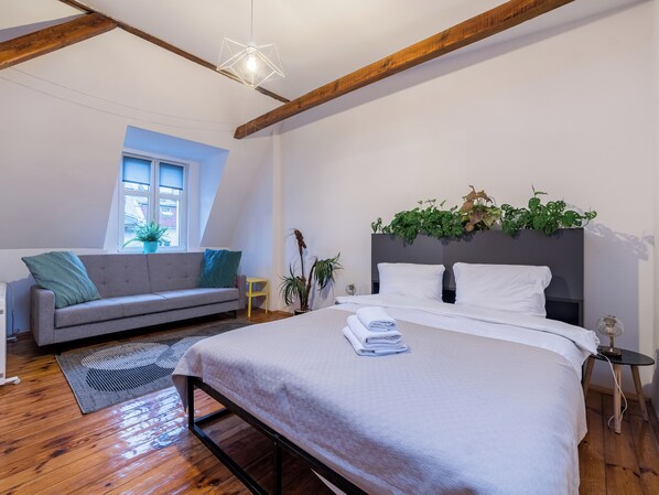 3 bedrooms, iron/ironing board, WiFi, bed sheets