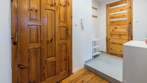 Una puerta de madera con un teléfono integrado y un pequeño estante.