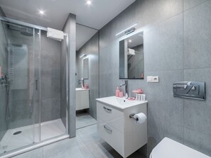 Dusche, Haartrockner, Handtücher
