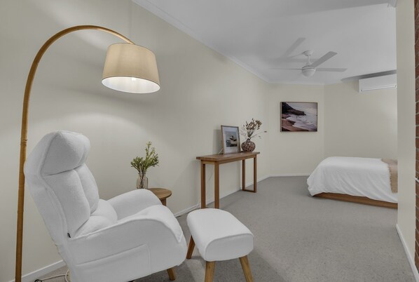 4 bedrooms, iron/ironing board, internet, bed sheets