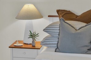 4 عدّة غرف نوم ومكواة/لوح كي وخدمة الإنترنت وملاءات أسرّة