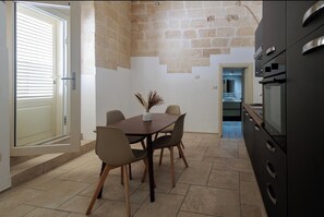 Private kitchen - Refined mansion with vaulted ceilings, between history and design in Lecce. (Lecce)