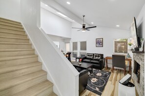 Télévision, cheminée