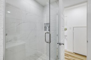 Douche, sèche-cheveux, serviettes fournies, savon