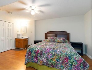 2 bedrooms, desk, iron/ironing board, free WiFi