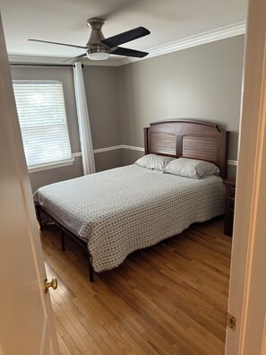 2 habitaciones, escritorio, tabla de planchar con plancha y wifi gratis