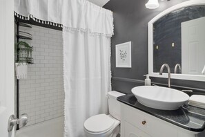 Een douche, een haardroger, handdoeken, zeep