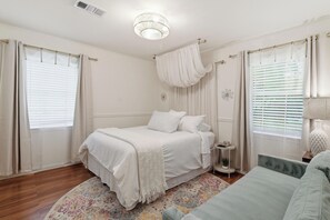 2 bedrooms, iron/ironing board, WiFi, bed sheets - House Full of Heart (Covington)