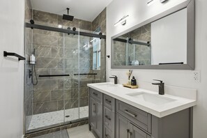 Dusche, Haartrockner, Handtücher, Seife