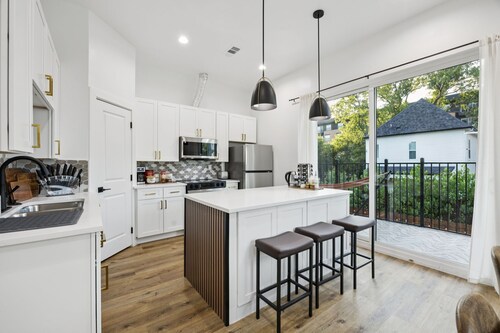 Casa Verde Balcony 4 Bedrooms in Downtown Dallas.