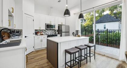 Casa Verde Balcony 4 Bedrooms in Downtown Dallas.