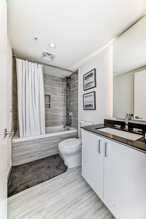 Asciugacapelli, asciugamani, sapone, carta igienica