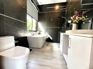 Douche, sèche-cheveux, bidet, serviettes fournies