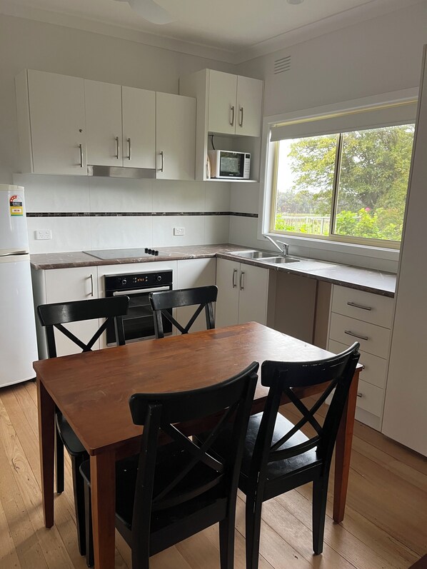 Fridge, microwave, oven, stovetop - Breathe Deep. Wander Freely. Stay on the Farm (Glenellen)