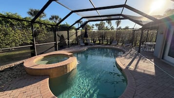 Piscina all'aperto, una piscina riscaldata