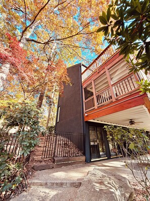 Exterior - Luxury Estate w pool 7 bedrooms ping pong Billards near Buckhead (Atlanta)