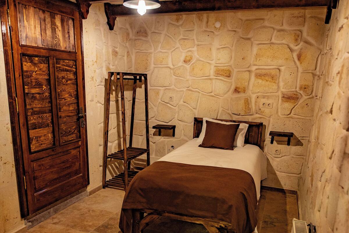 Standard Single Room | Iron/ironing board, free WiFi