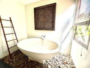 Douche, séchoir à cheveux, bidet, serviettes fournies