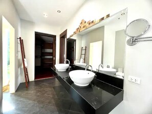Bruser, hårtørrer, bidet, håndklæder