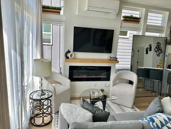 TV, fireplace