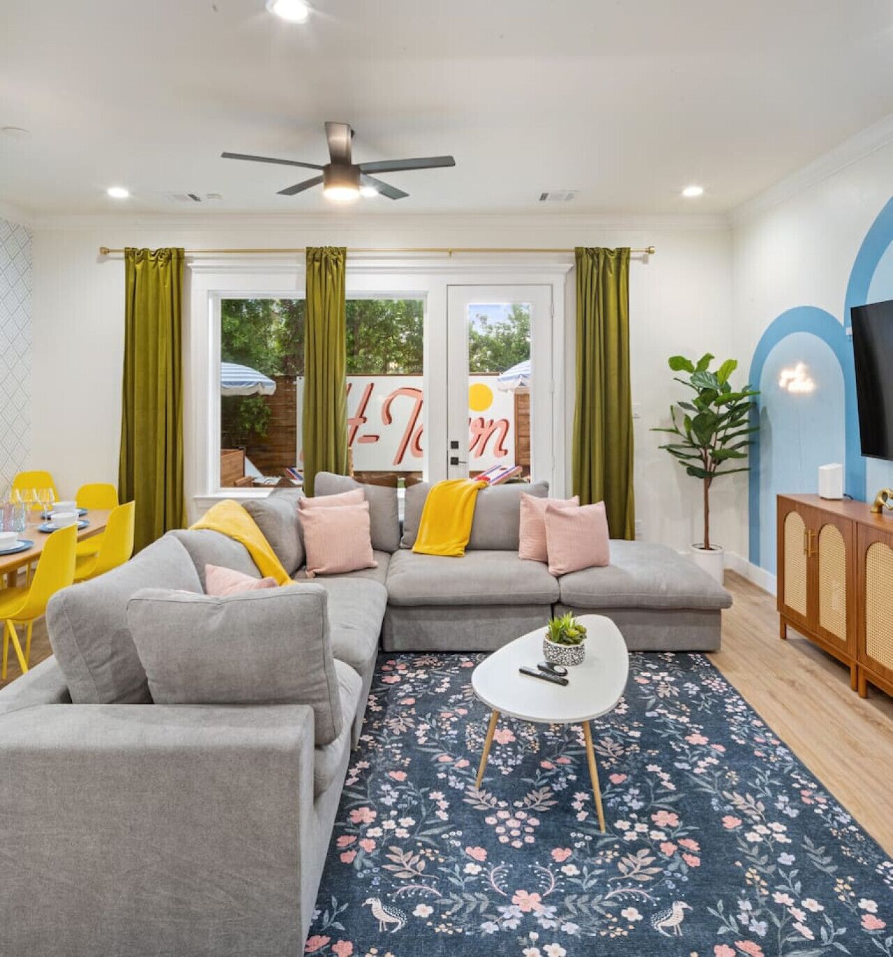 Smart TV, libros y estéreo 