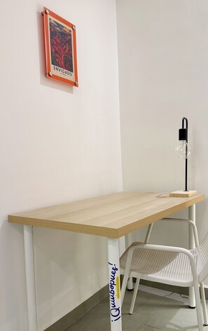 Standaard studio | Een bureau, een laptopwerkplek, een strijkplank/strijkijzer, gratis wifi