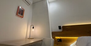 Standaard studio | Een bureau, een laptopwerkplek, een strijkplank/strijkijzer, gratis wifi
