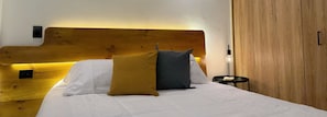 Estudio estándar | Escritorio y espacio para trabajar con laptop