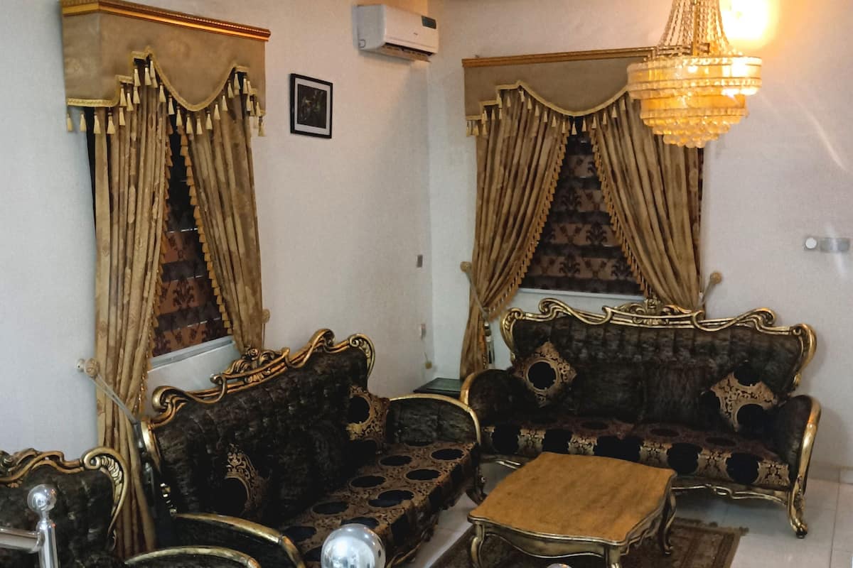 Family Studio Suite, Bay View | Living area