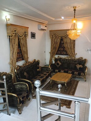 Family Studio Suite, Bay View | Living area