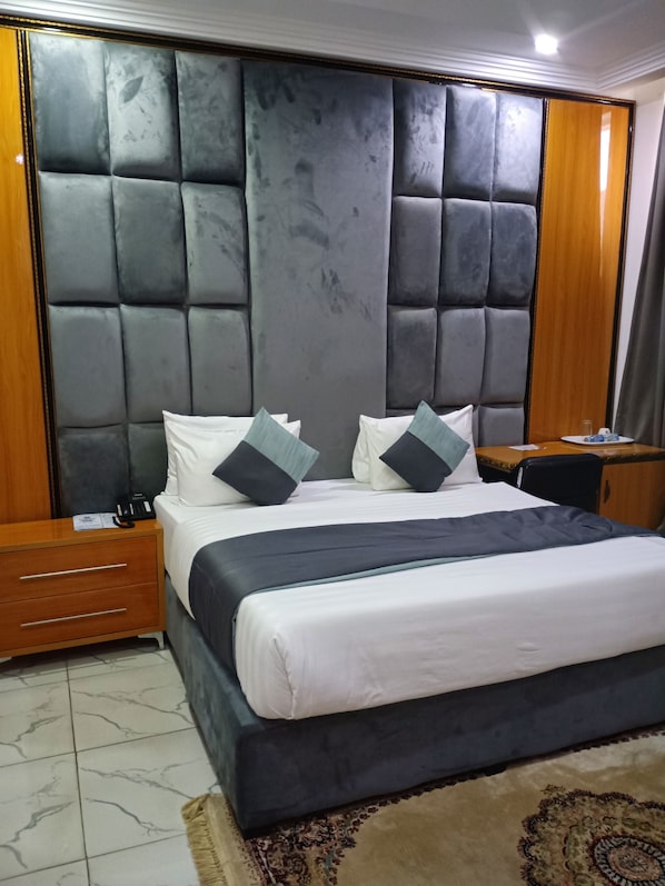 Laptop workspace, free WiFi